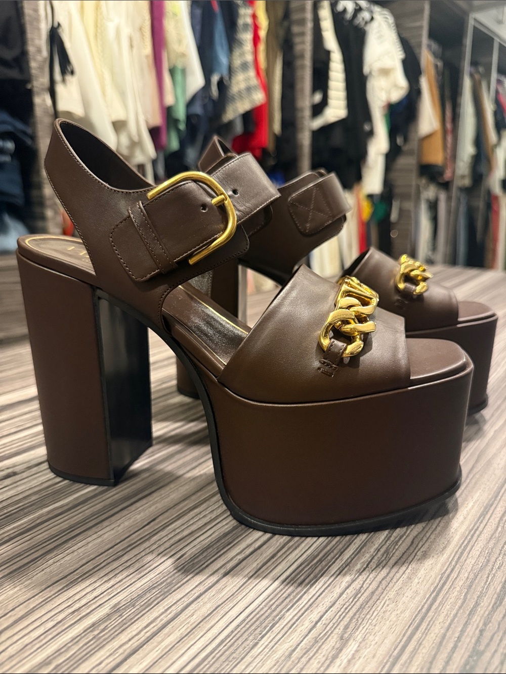 Valentino Garavani Brown Leather Platform Sandals with Gold Chain - Picture 2 of 4
